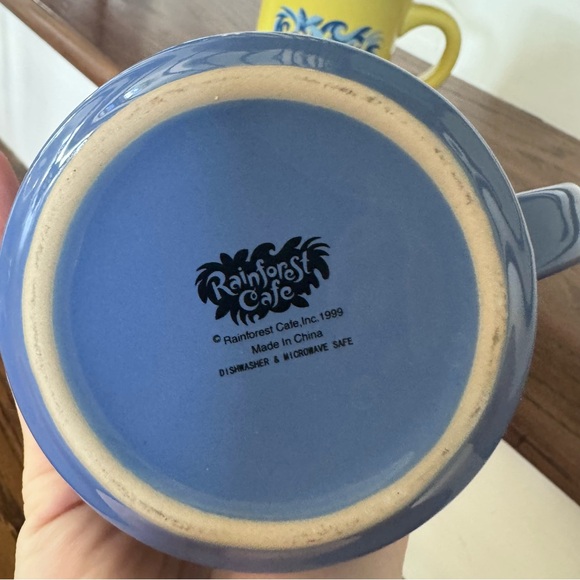 Vintage New (2) 1999 RAINFOREST CAFE Blue and Yellow Ceramic Mugs - Picture 5 of 7